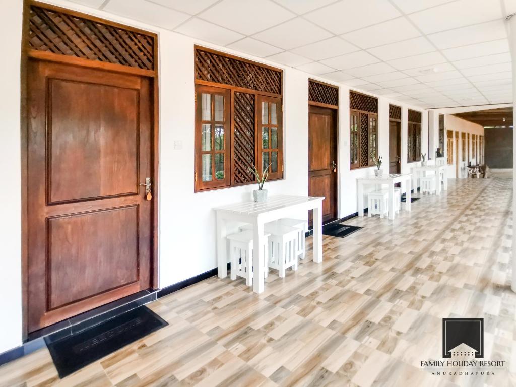 阿努拉德普勒的住宿－Family Holiday Resort，空的走廊,有桌子和门