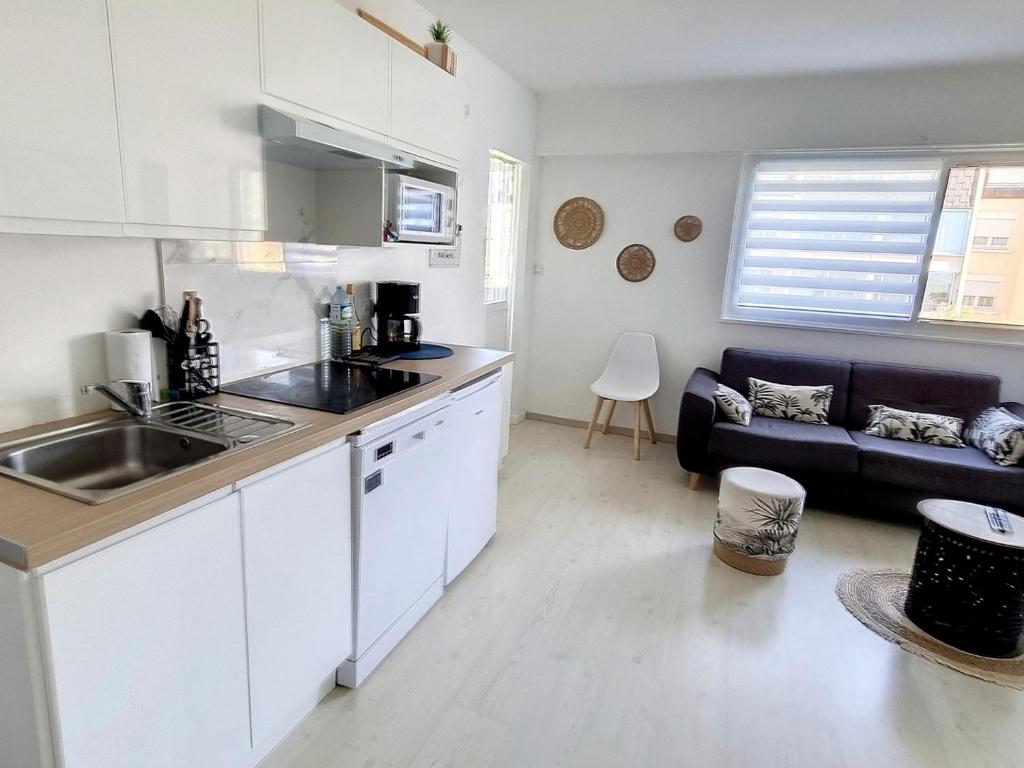 Appartement Courseulles-sur-Mer, 2 pièces, 4 personnes - FR-1-746-15 tesisinde mutfak veya mini mutfak