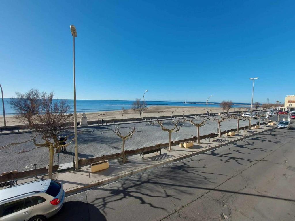 - un parking à côté d'une plage avec des voitures dans l'établissement Appartement 3 pièces en bord de mer avec terrasse et parking, 6 personnes - FR-1-423-293, au Grau-dʼAgde