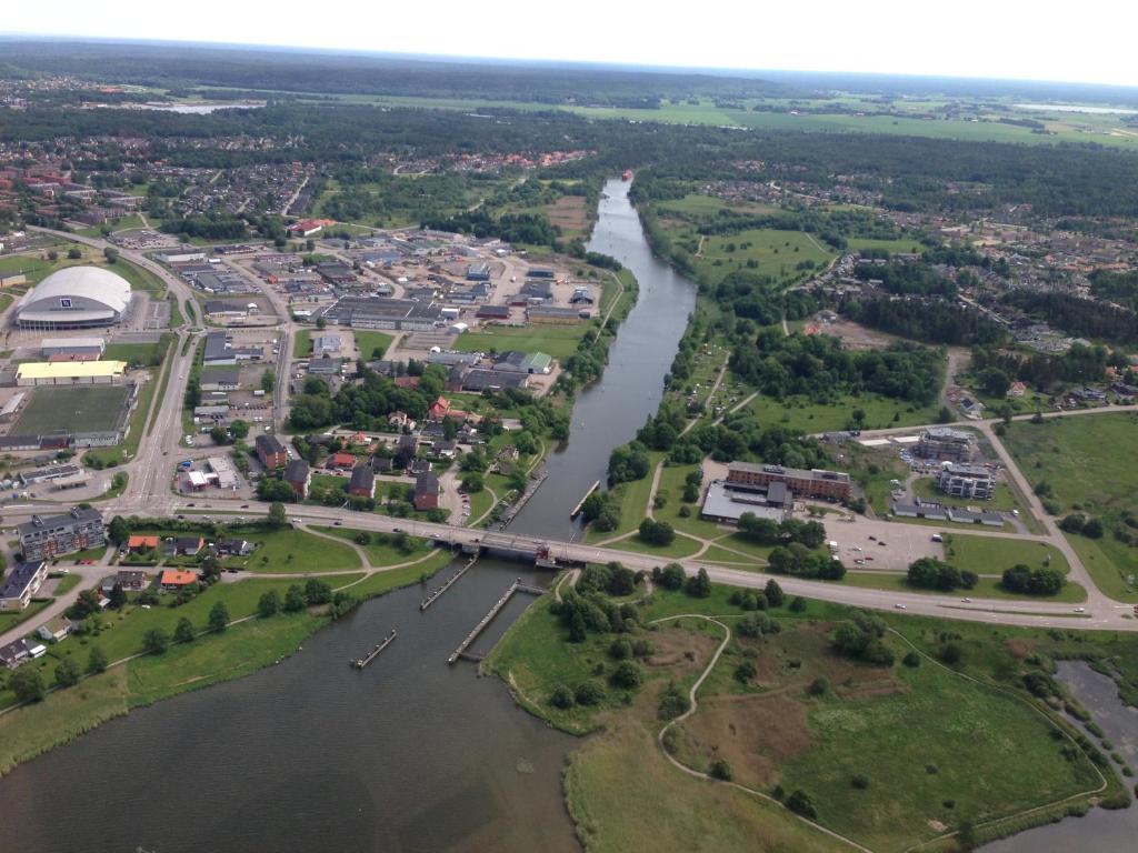 Výhled na řeku, která protéká v blízkosti hotelu