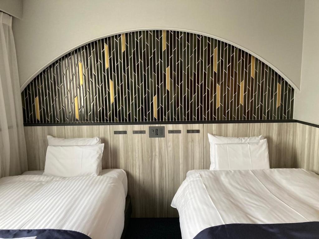 Postel nebo postele na pokoji v ubytování Dotonbori Hotel
