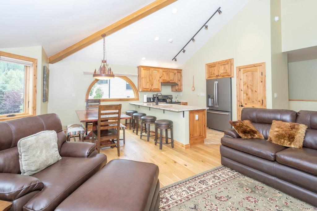 a living room with a couch and a table and a kitchen at Lulu City 6K by AvantStay Condo in Great Location Close to Skiing Downtown in Telluride