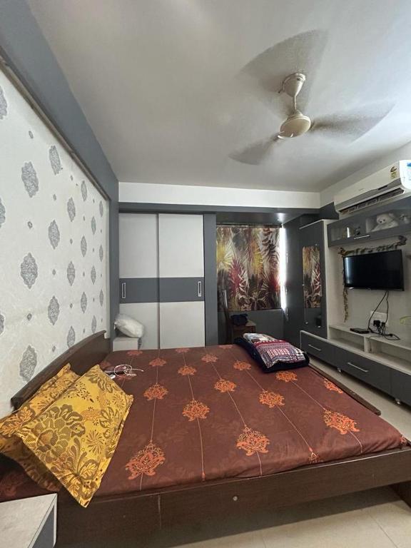 sypialnia z dużym łóżkiem i sufitem w obiekcie rajul flats adarsh nagar jabalpur w mieście Jabalpur