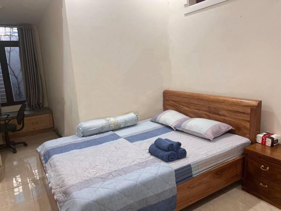 Un dormitorio con una cama con una toalla azul. en Căn nhà của sự ngọt ngào!, en Plei Brel (2)