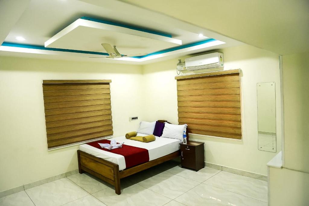Tempat tidur dalam kamar di SILVER HOMES Service Apartments