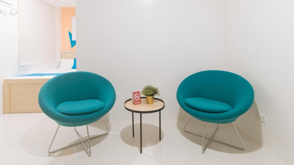 Posezení v ubytování Sans Hotel at One JD Place Makati by RedDoorz