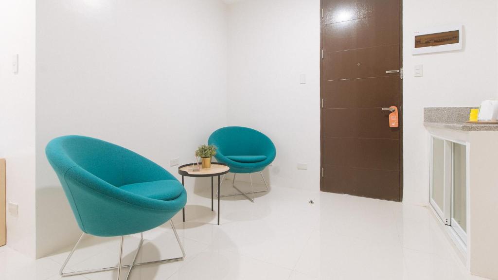 Posezení v ubytování Sans Hotel at One JD Place Makati by RedDoorz