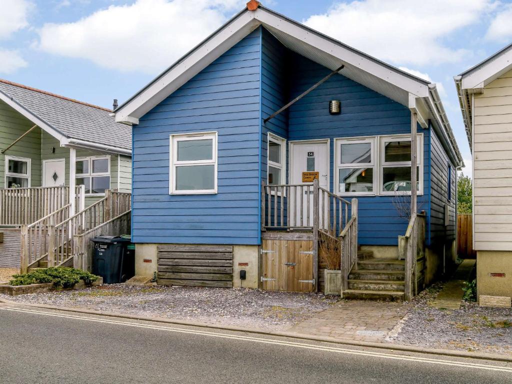 uma casa azul ao lado de uma rua em 2 Bed in Gurnard 73374 em Gurnard