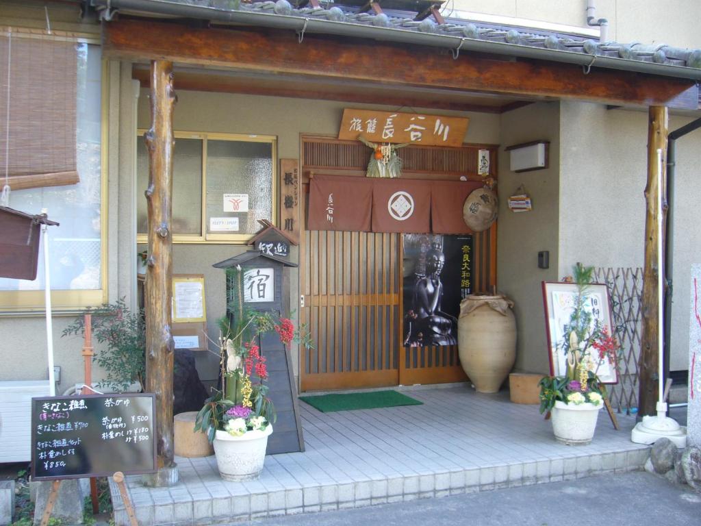 een gebouw met een bord ervoor bij Hasegawa Inn in Nara