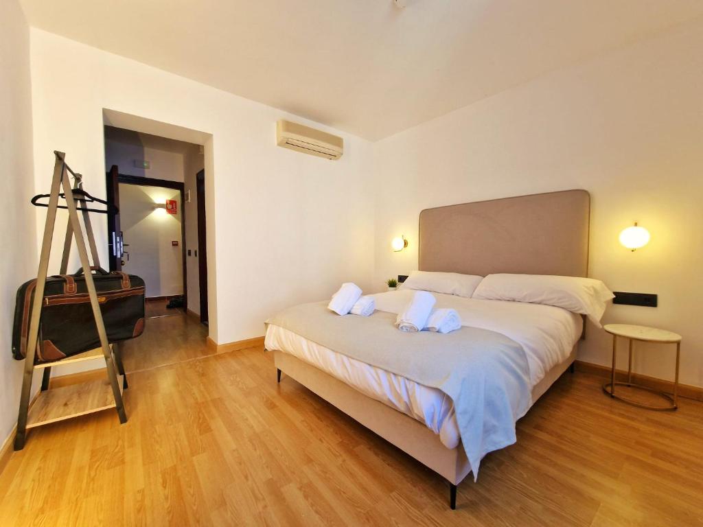Postel nebo postele na pokoji v ubytování HOSTAL HS CEHEGIN