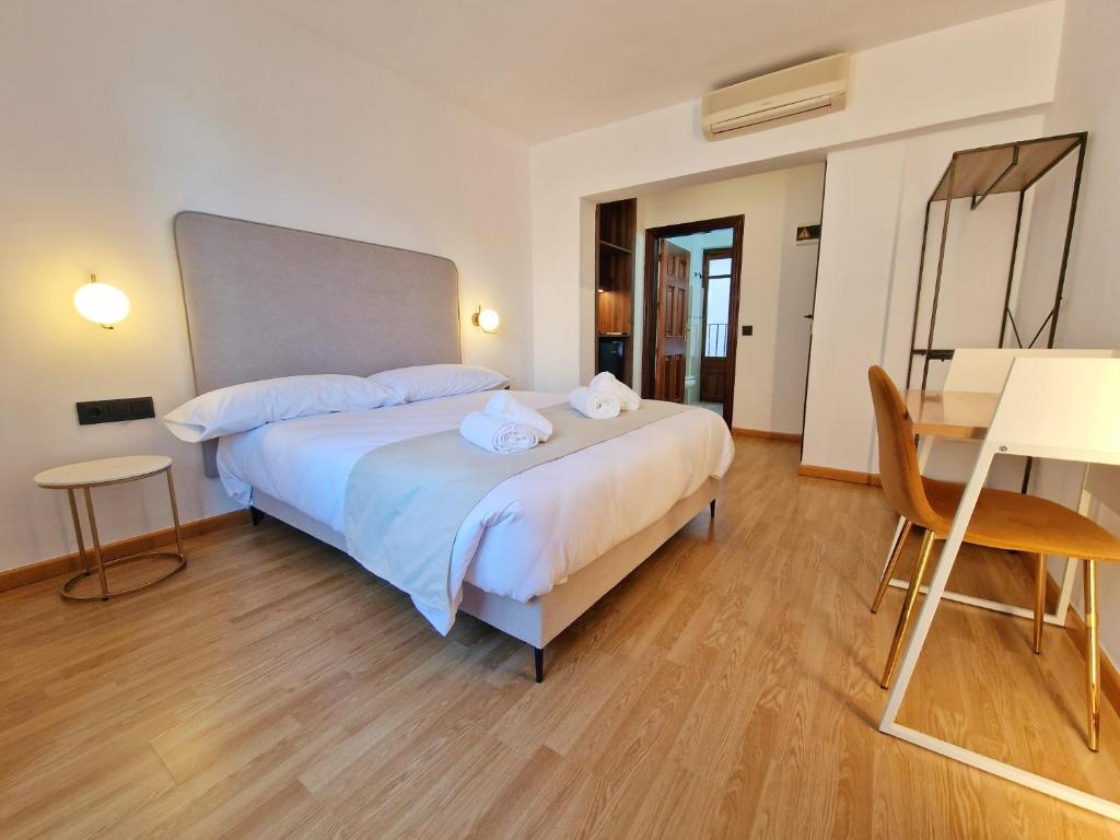 Postel nebo postele na pokoji v ubytování HOSTAL HS CEHEGIN