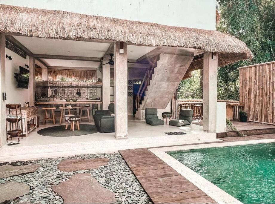 un complejo con piscina y pabellón en Bukit Hideaway, en Uluwatu