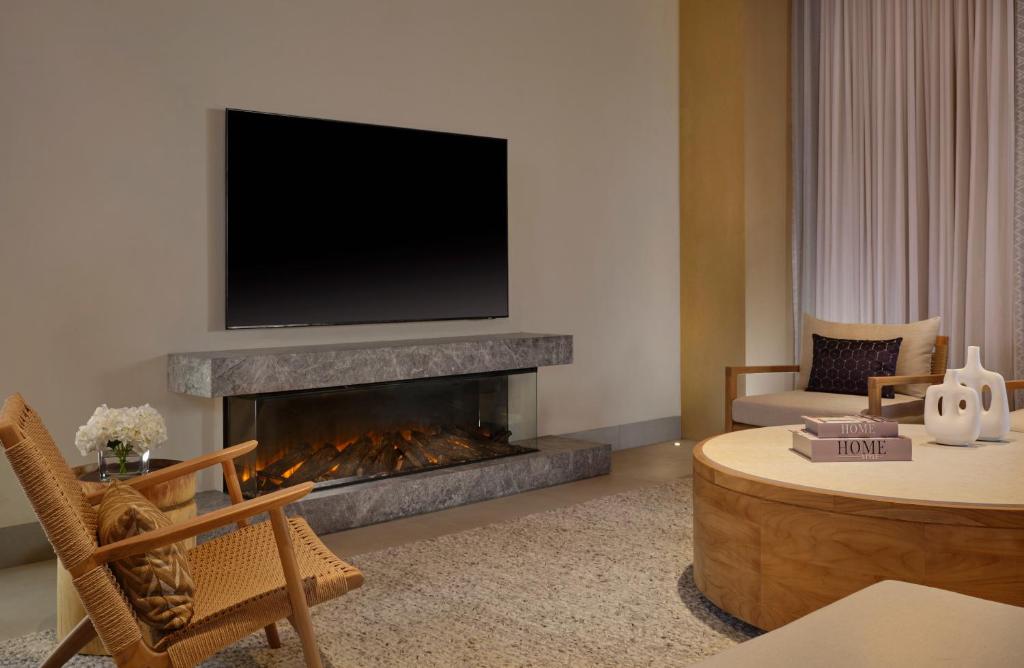 TV a/nebo společenská místnost v ubytování The Ritz-Carlton Ras Al Khaimah, Al Wadi Desert