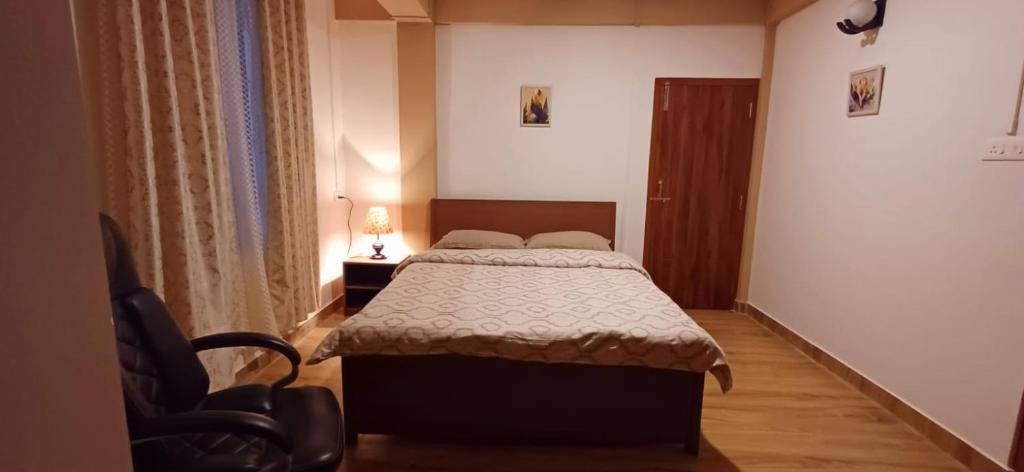 Un pat sau paturi într-o cameră la Aroma Inn