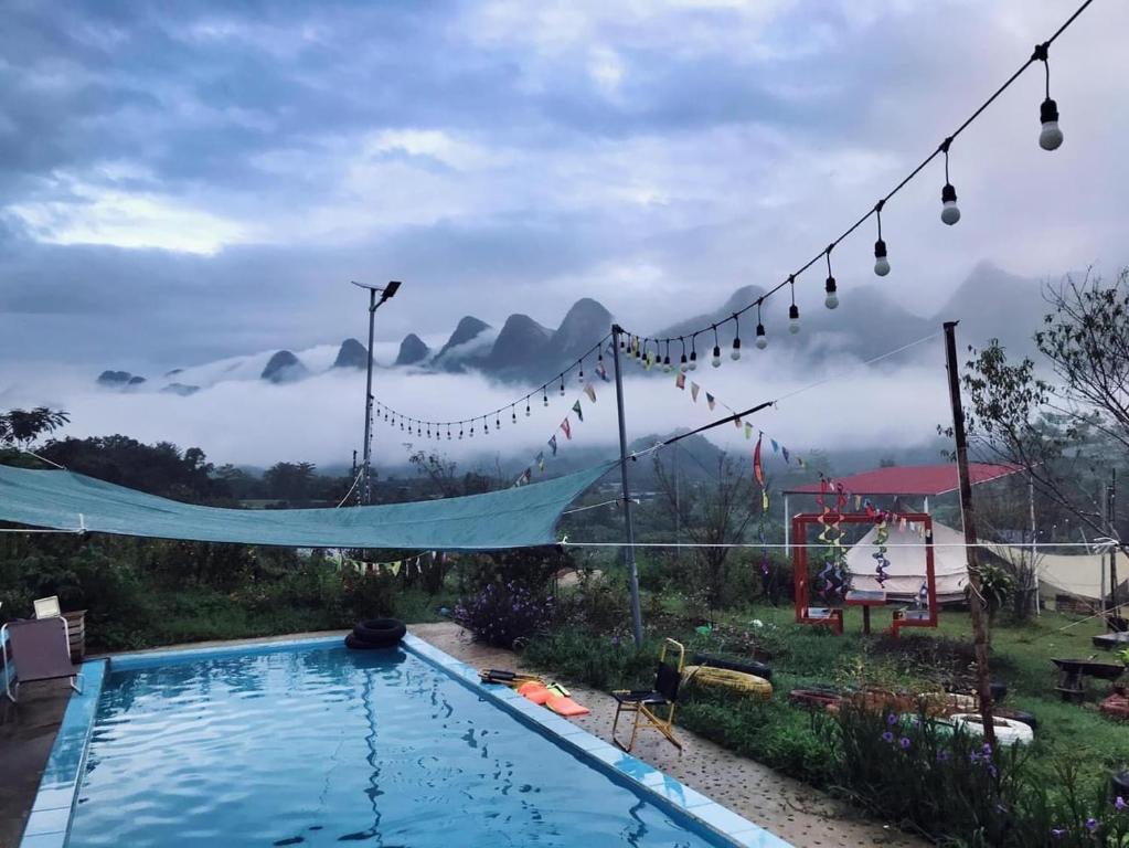 a swimming pool with a view of a mountain at WIND HILL HOMESTAY HÀ GIANG in Làng Me