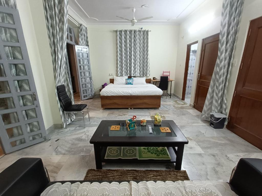 Sala de estar con cama y mesa en Hotel angels paradise, en Jaipur