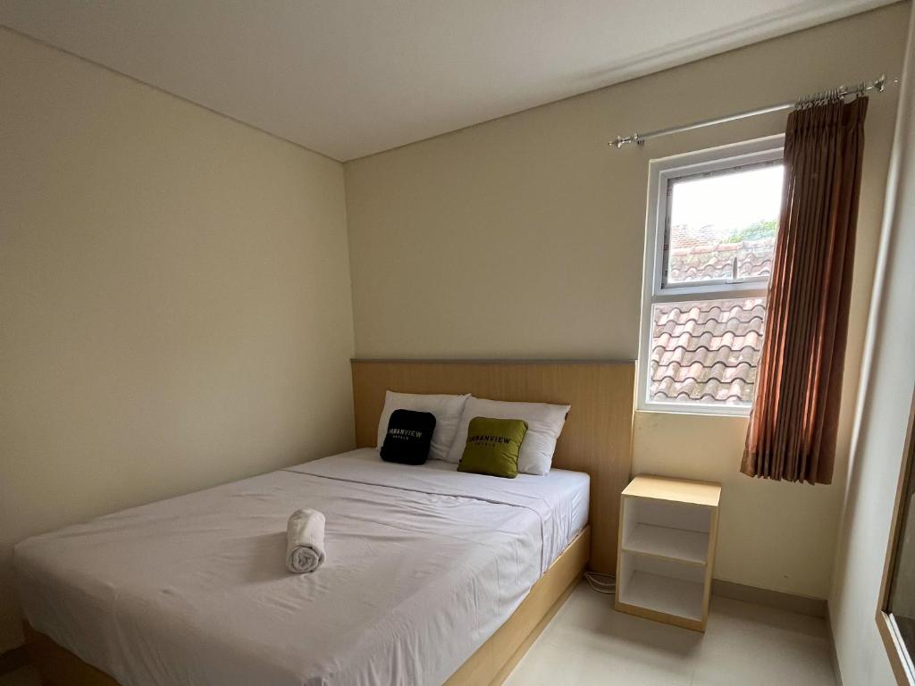 Ένα ή περισσότερα κρεβάτια σε δωμάτιο στο Urbanview Indria Inn Solo by RedDoorz