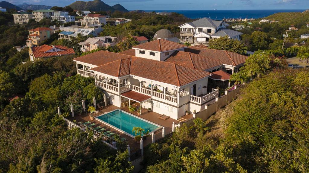 una vista aérea de una casa con piscina en Ocean View Villa Full House Rate home en Cap Estate