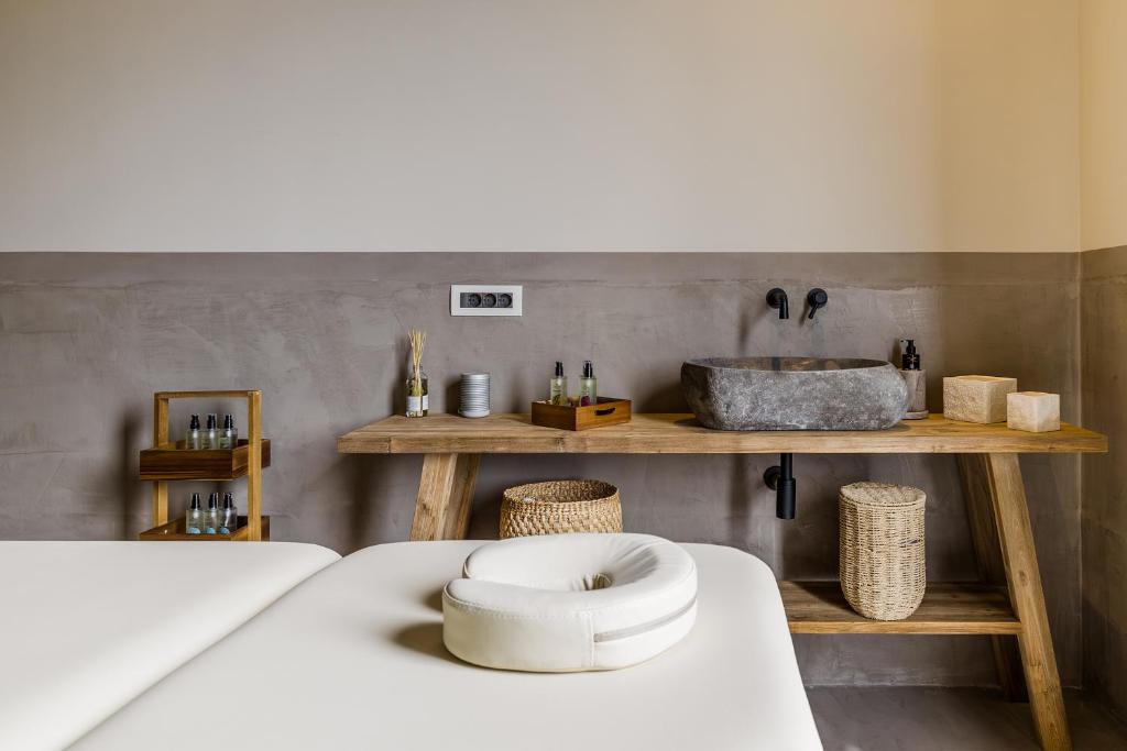 Příslušenství pro přípravu čaje a kávy v ubytování Eliamos Villas Hotel & Spa