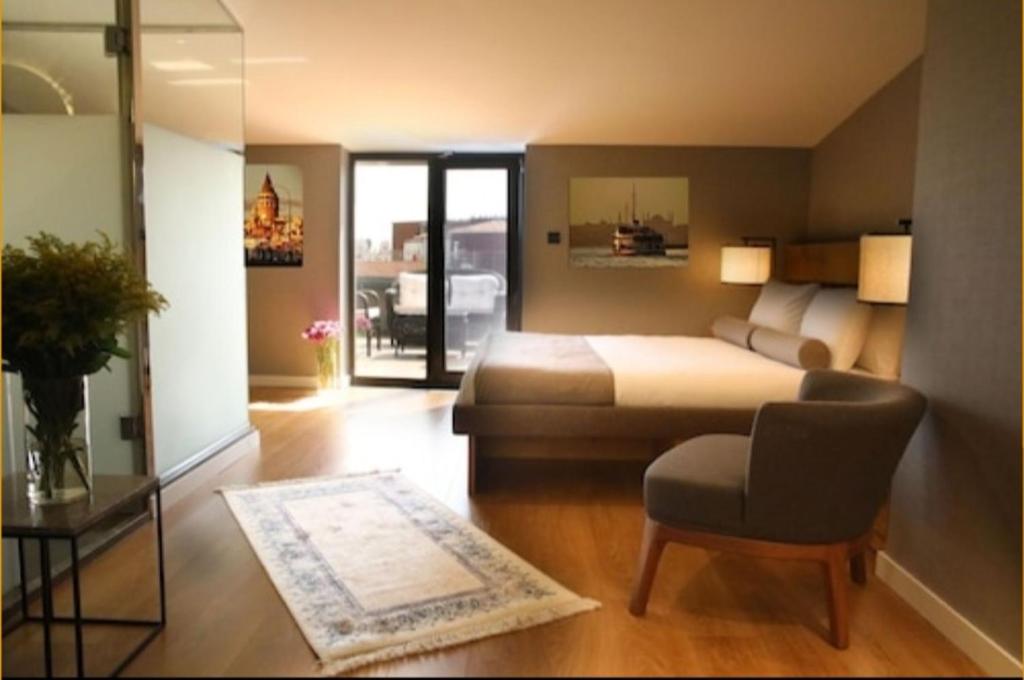 Roomers Nisantasi في إسطنبول: غرفة نوم بسرير وكرسي في غرفة
