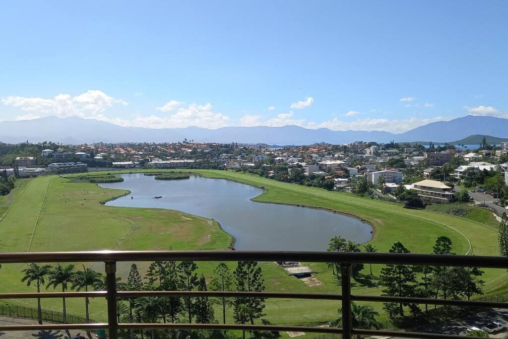uitzicht op een golfbaan met een meer bij Appartement avec piscine Anse Vata Nouméa in Noumea