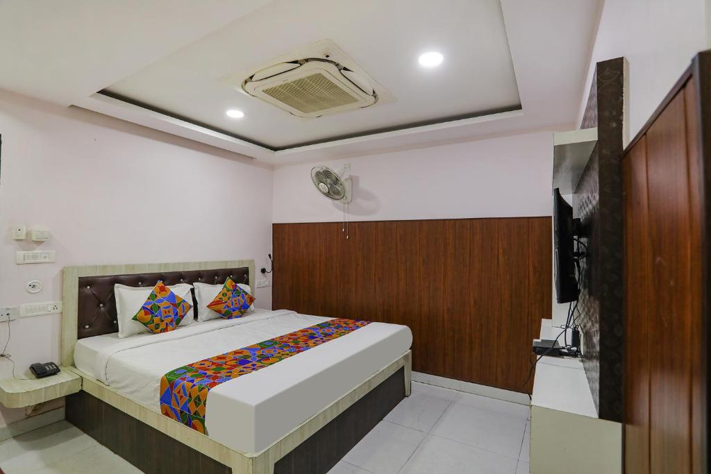 - une chambre avec un lit et une télévision dans l'établissement FabHotel Leaf Paradise, à Lucknow