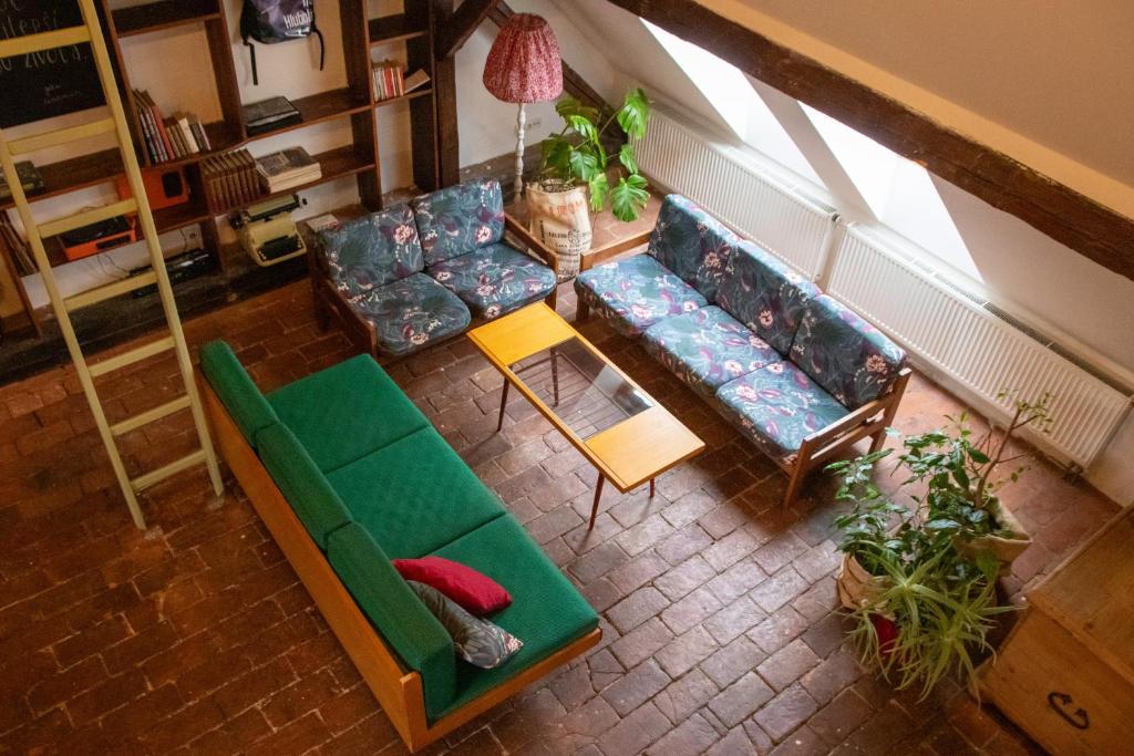 einen Blick über ein Wohnzimmer mit Sofa in der Unterkunft Podkroví v Kabinetu CB in Budweis