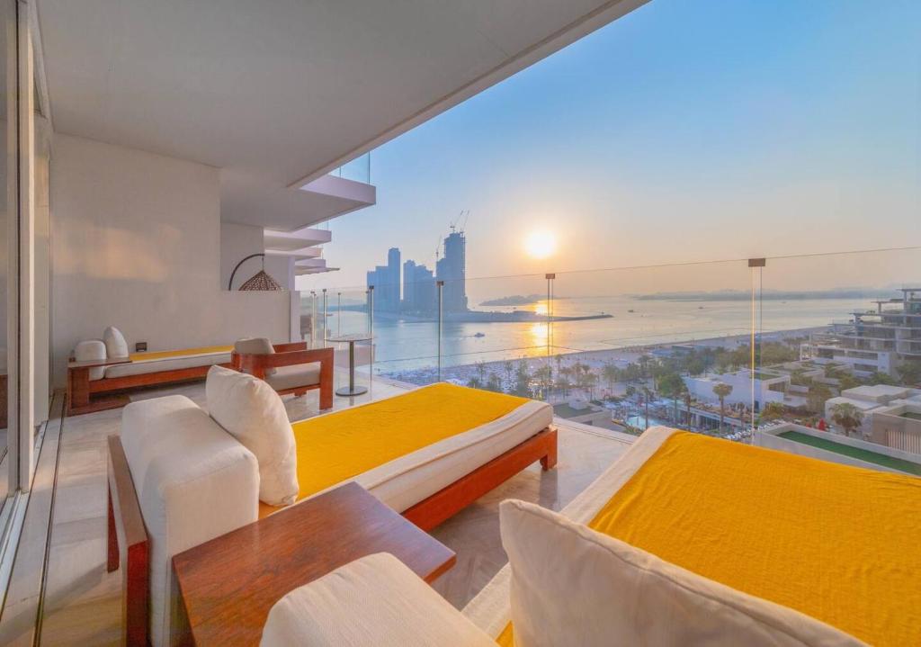1 dormitorio con 2 camas y vistas al océano en FIVE Palm Resort - Luxury 2BR - Sea View, en Dubái