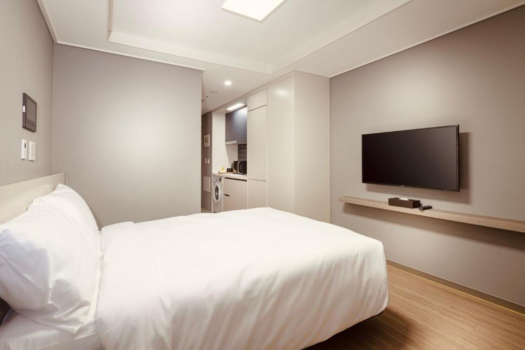 TV a/nebo společenská místnost v ubytování Sollago Myeongdong Hotel & Residence