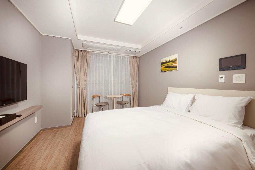 Postel nebo postele na pokoji v ubytování Sollago Myeongdong Hotel & Residence