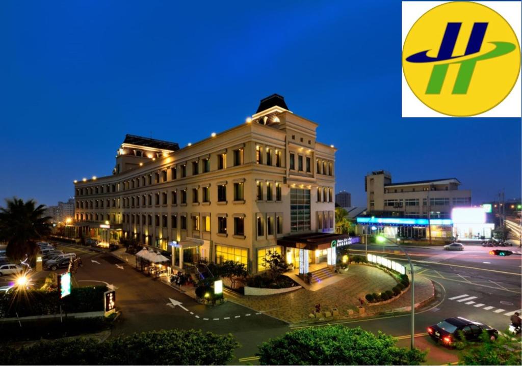 台中市にあるShinkansen Grand Hotelの夜の街路にある大きな白い建物