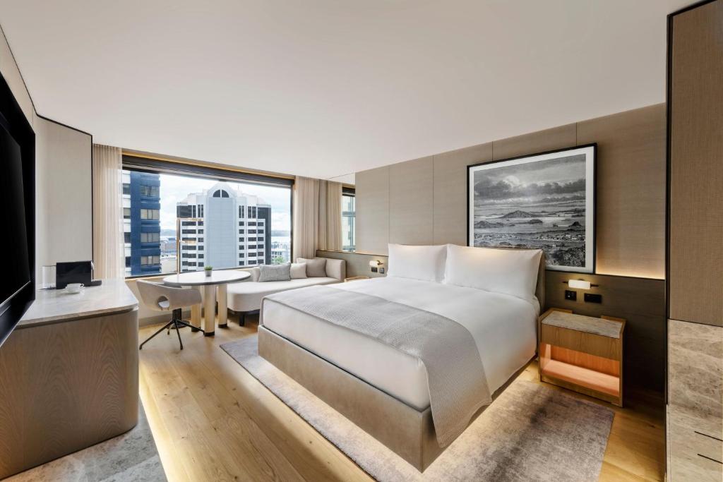 Habitación de hotel con cama y TV en JW Marriott Auckland, en Auckland