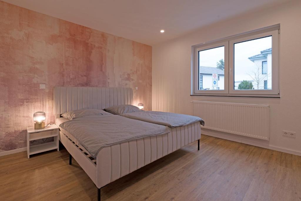 sypialnia z łóżkiem i oknem w obiekcie Casa Lorsch 1 w mieście Lorsch
