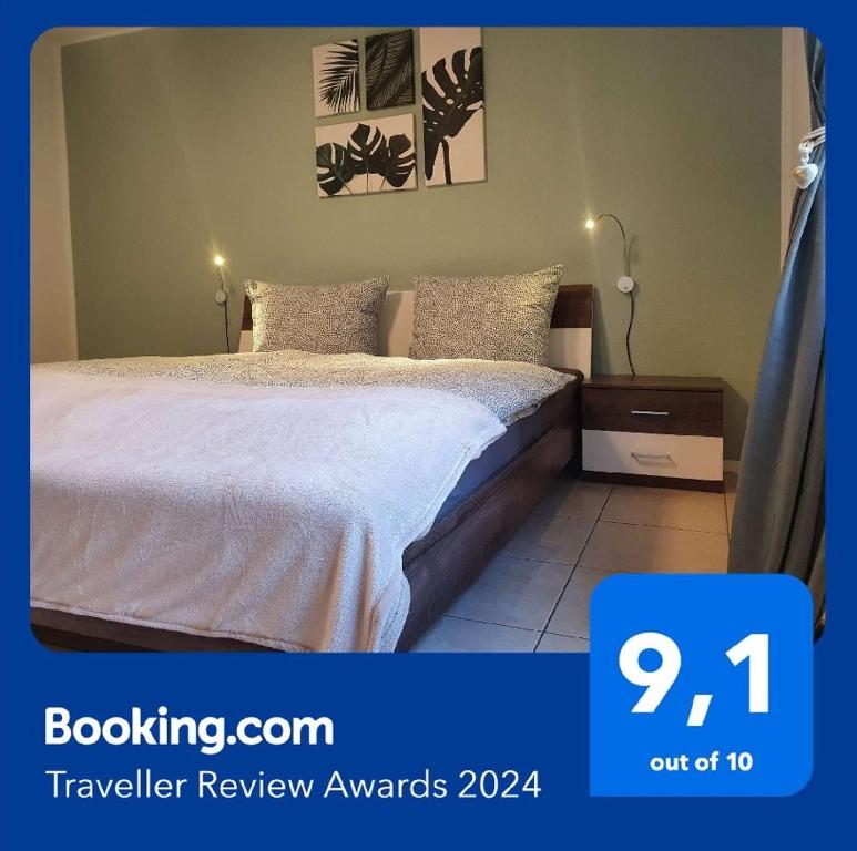 um quarto com uma cama com um edredão branco em Apartment Lavendelgrün em Altenbamberg
