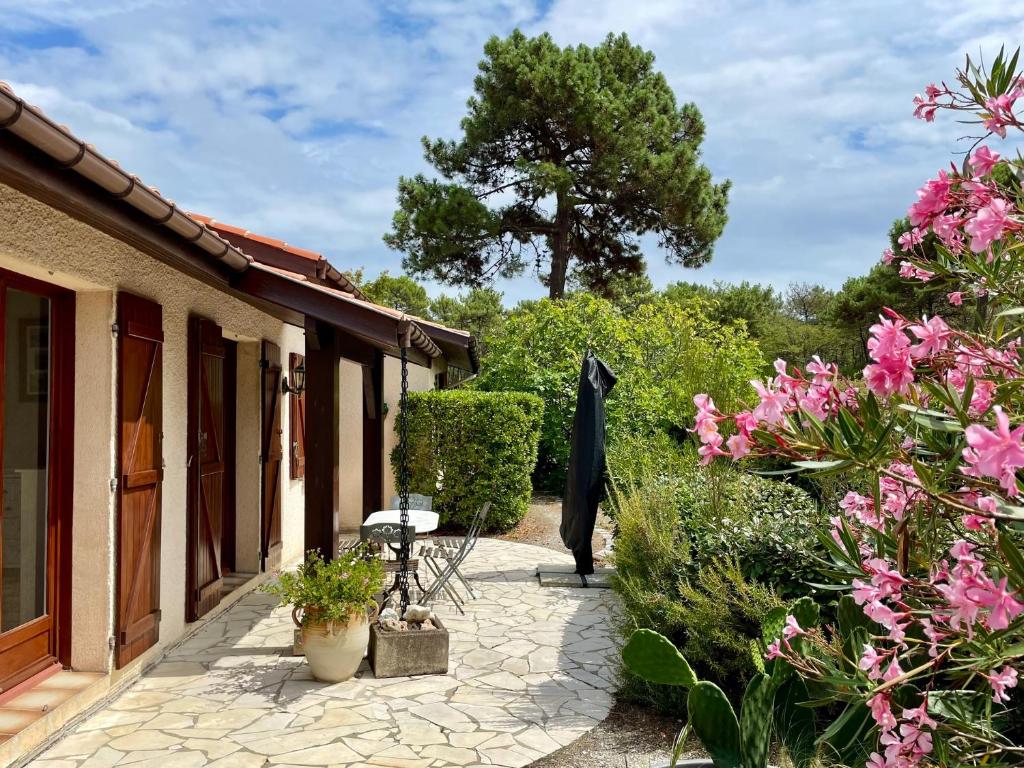 Photo de la galerie de l'établissement Holiday house with garden and terrace close to the ocean in Lacanau-Ocean, à Lacanau