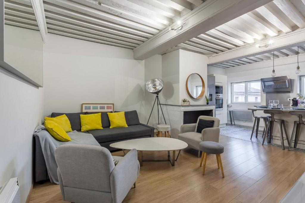 un salon avec un canapé et une table dans l'établissement Appartmnt T2 Quai de Saône, à Lyon