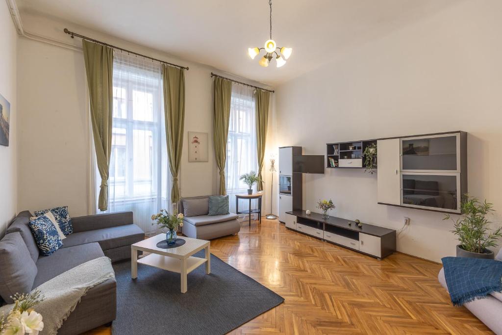 TV a/nebo společenská místnost v ubytování Ráday Corner Apartment