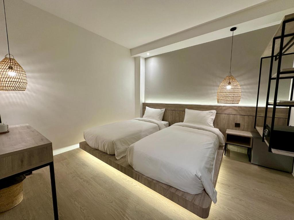 Postel nebo postele na pokoji v ubytování Theatre Hotel