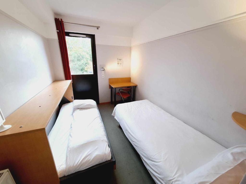 
Twin Room with Shared Toilet
