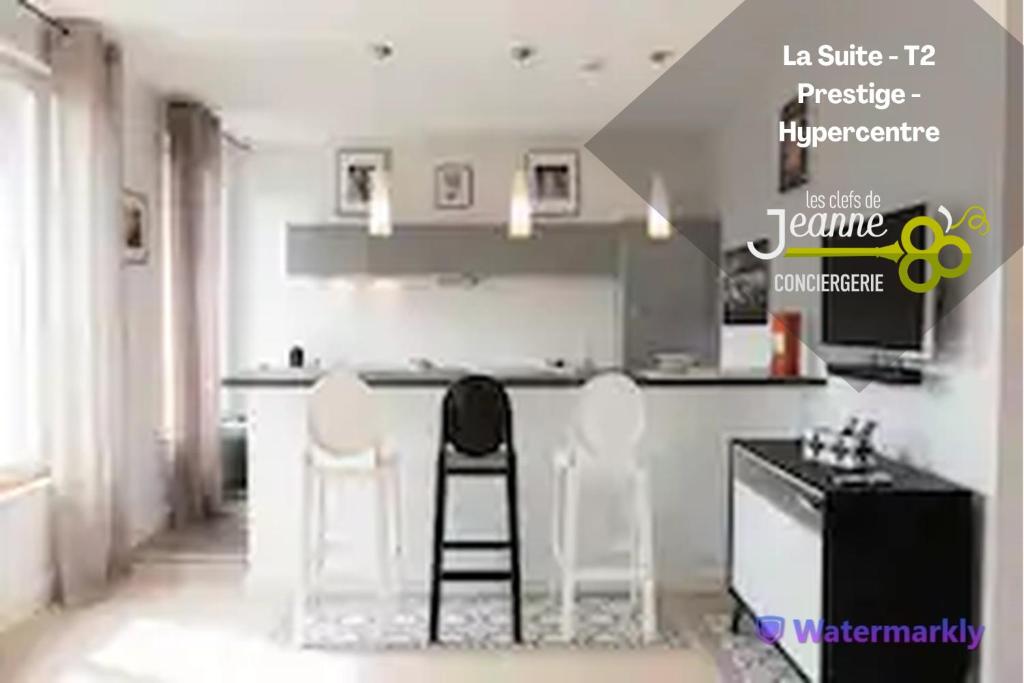 阿爾比的住宿－La Suite - T2 Prestige - Hypercentre，厨房配有白色的椅子和厨房台面