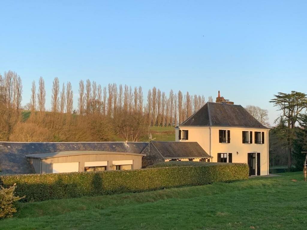 une grande maison blanche avec un toit noir dans l'établissement 4 pers / maison calme piscine / 15mn mythique circuit des 24h du Mans, au Mans