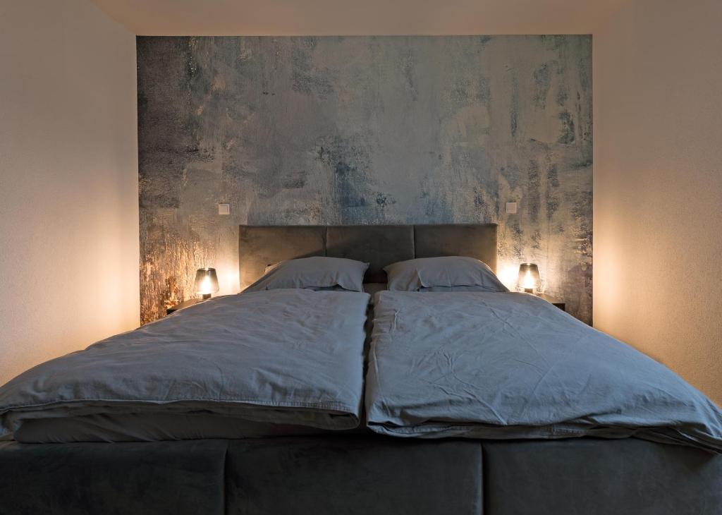1 dormitorio con 1 cama grande y una pintura en la pared en Casa Lorsch 2 en Lorsch