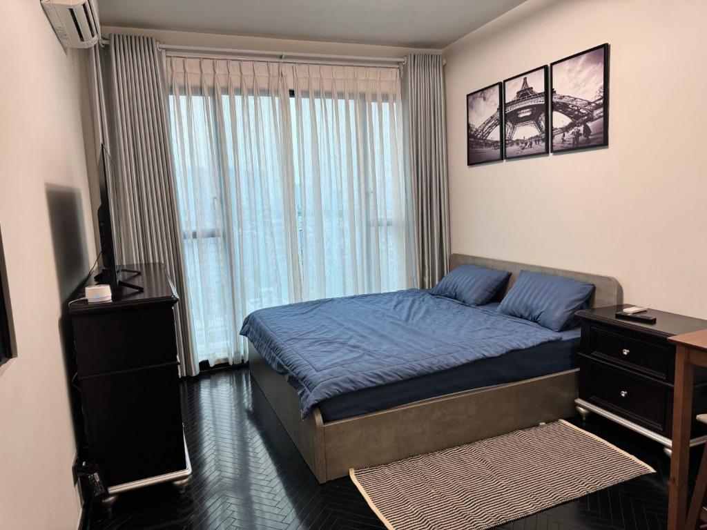 - une chambre avec un lit, une commode et une télévision dans l'établissement Duplex 2 rooms feliz en vista, à Hô-Chi-Minh-Ville