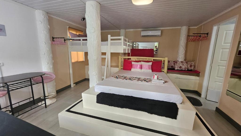 Postel nebo postele na pokoji v ubytování A Touch of Pink Secret Eco Retreat with Pool, Starlink WiFi, Netflix, Mountain Views - Peaceful Stay in Puerto Princesa Near Underground River, Firefly Watching, and Waterfalls - Perfect Stop Between El Nido, Port Barton, and Puerto City - Scooter Rental