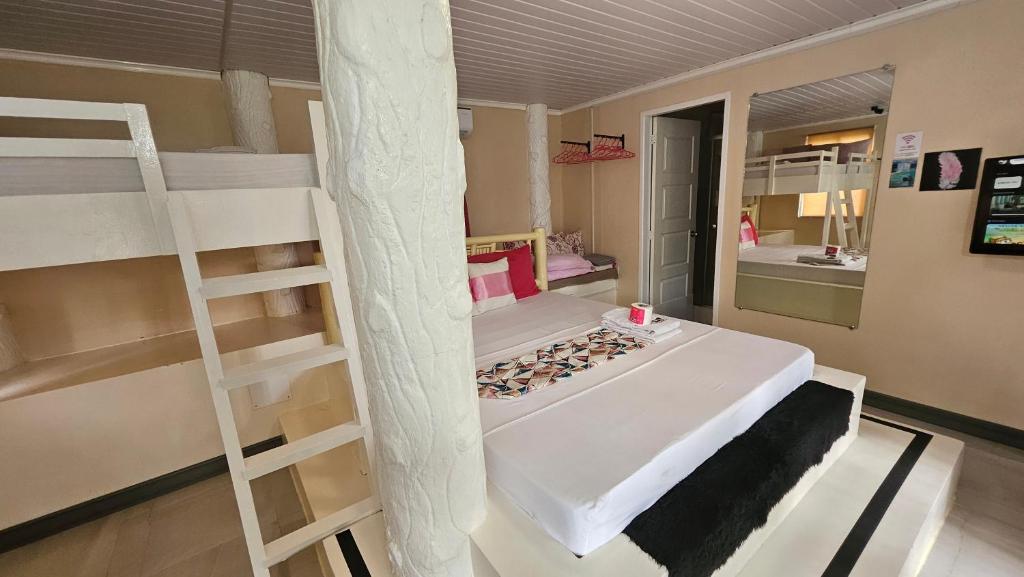 Postel nebo postele na pokoji v ubytování A Touch of Pink Secret Eco Retreat with Pool, Starlink WiFi, Netflix, Mountain Views - Peaceful Stay in Puerto Princesa Near Underground River, Firefly Watching, and Waterfalls - Perfect Stop Between El Nido, Port Barton, and Puerto City - Scooter Rental