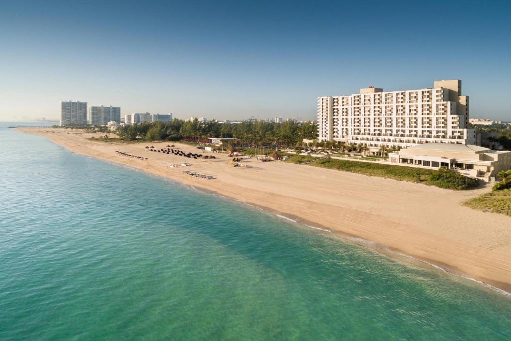 - une vue aérienne sur une plage avec un grand bâtiment dans l'établissement Fort Lauderdale Marriott Harbor Beach Resort & Spa, à Fort Lauderdale
