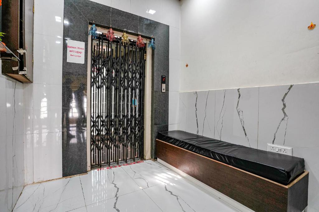 Postel nebo postele na pokoji v ubytování FabExpress Sai Lodging I - Nr Nashik Railway Station