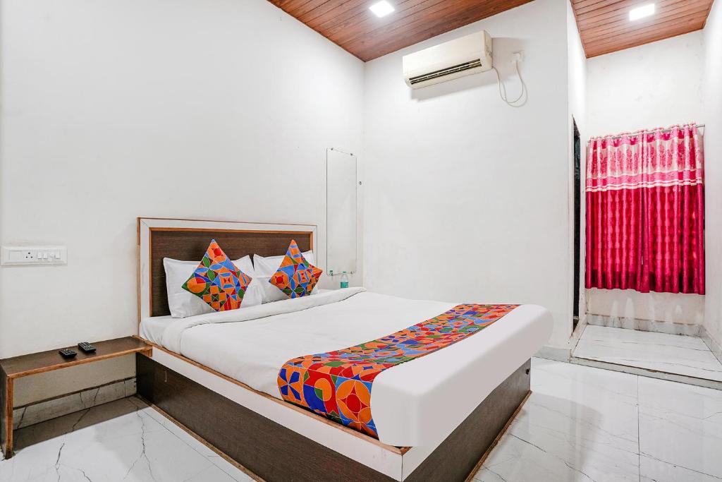 Postel nebo postele na pokoji v ubytování FabExpress Sai Lodging I - Nr Nashik Railway Station