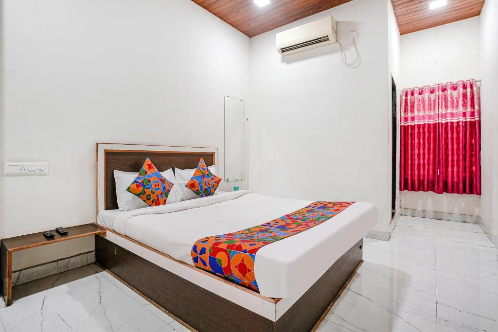 Postel nebo postele na pokoji v ubytování FabExpress Sai Lodging I - Nr Nashik Railway Station