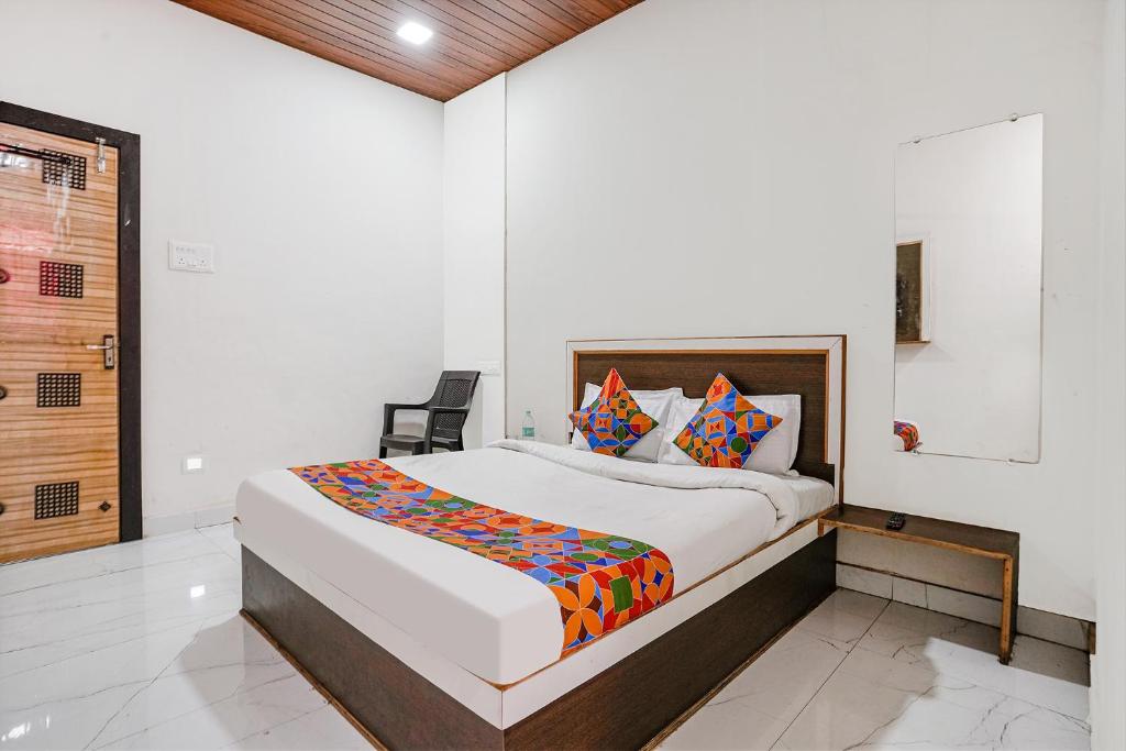 Postel nebo postele na pokoji v ubytování FabExpress Sai Lodging I - Nr Nashik Railway Station